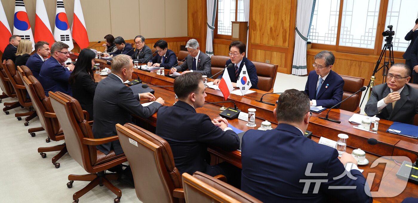본문 이미지 - 이재명 대통령이 13일 청와대에서 열린 도날드 투스크 폴란드 총리와 확대 회담에서 발언하고 있다. (청와대통신사진기자단) 2026.4.13 ⓒ 뉴스1 이재명 기자