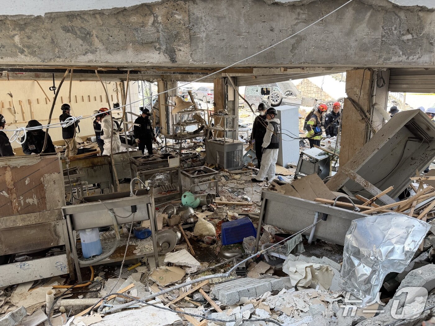 본문 이미지 - 13일 오전 3시 59분쯤 충북 청주시 흥덕구 봉명동의 한 상가 건물에서 발생한 가스 누출 추정 폭발 사고현장. 2026.4.13 ⓒ 뉴스1 장예린 기자