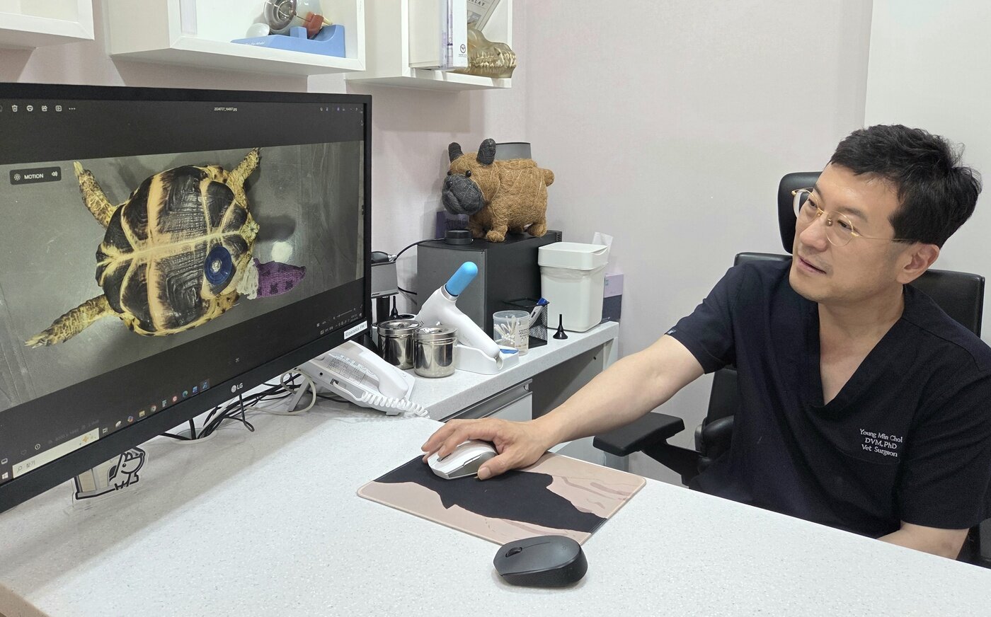 본문 이미지 - 최영민 원장이 거북이 배를 수술한 후 배를 밀어 걷지 못하는 거북이를 위해 직접 바퀴를 달아준 사례를 설명하고 있다. ⓒ 뉴스1 한송아 기자