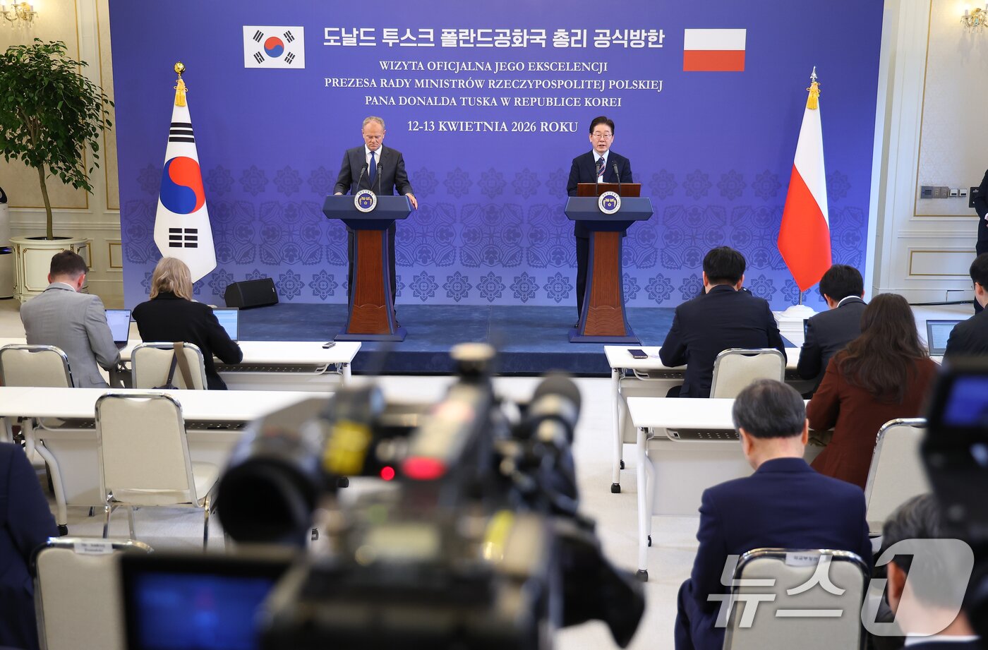 본문 이미지 - 이재명 대통령과 도날드 투스크 폴란드 총리가 13일 청와대에서 공동언론발표를 하고 있다. (청와대통신사진기자단) 2026.4.13 ⓒ 뉴스1 이재명 기자