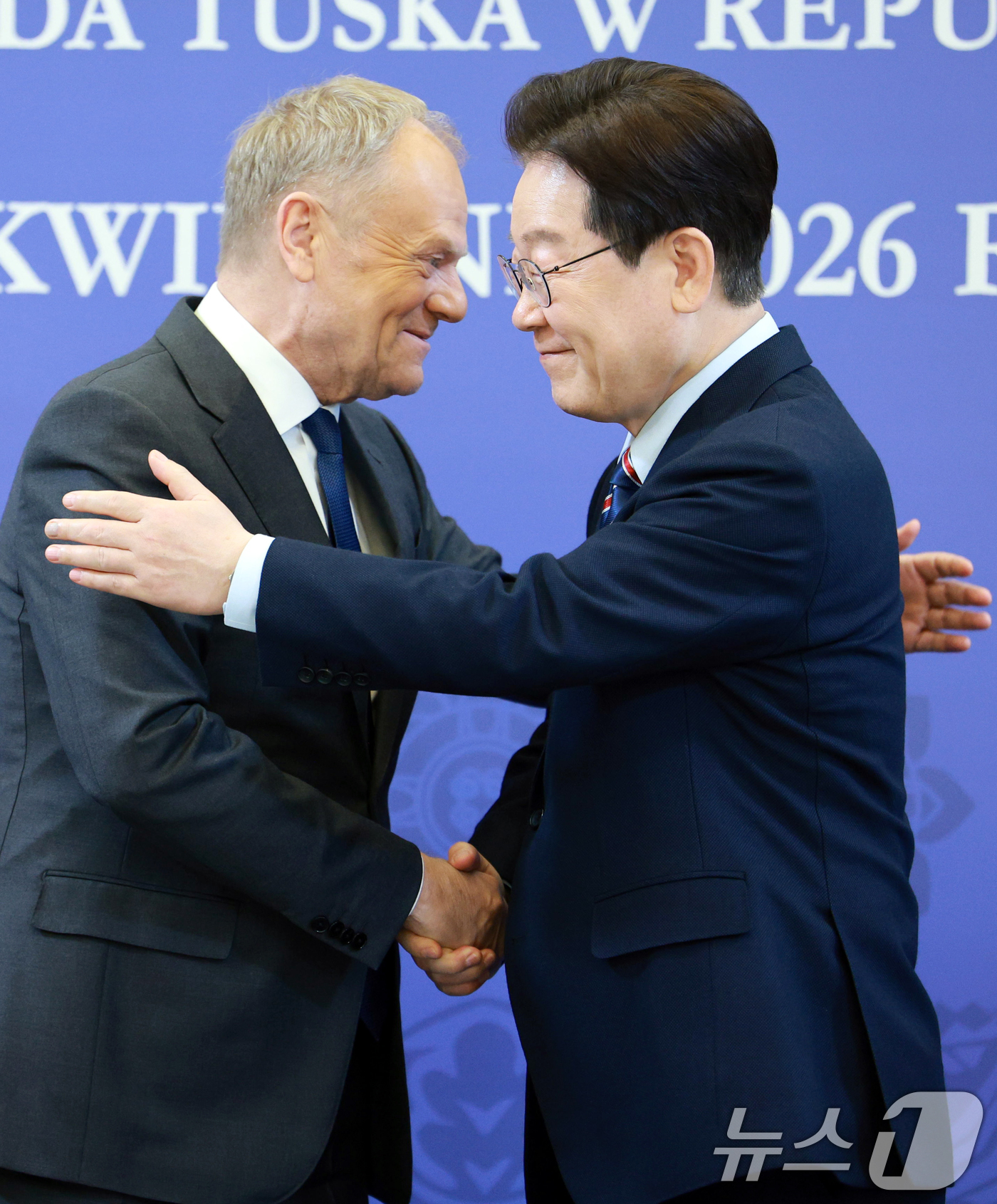 (서울=뉴스1) 이재명 기자 = 이재명 대통령과 도날드 투스크 폴란드 총리가 13일 청와대에서 공동언론발표를 마친 후 악수하고 있다. (청와대통신사진기자단) 2026.4.13/뉴스 …