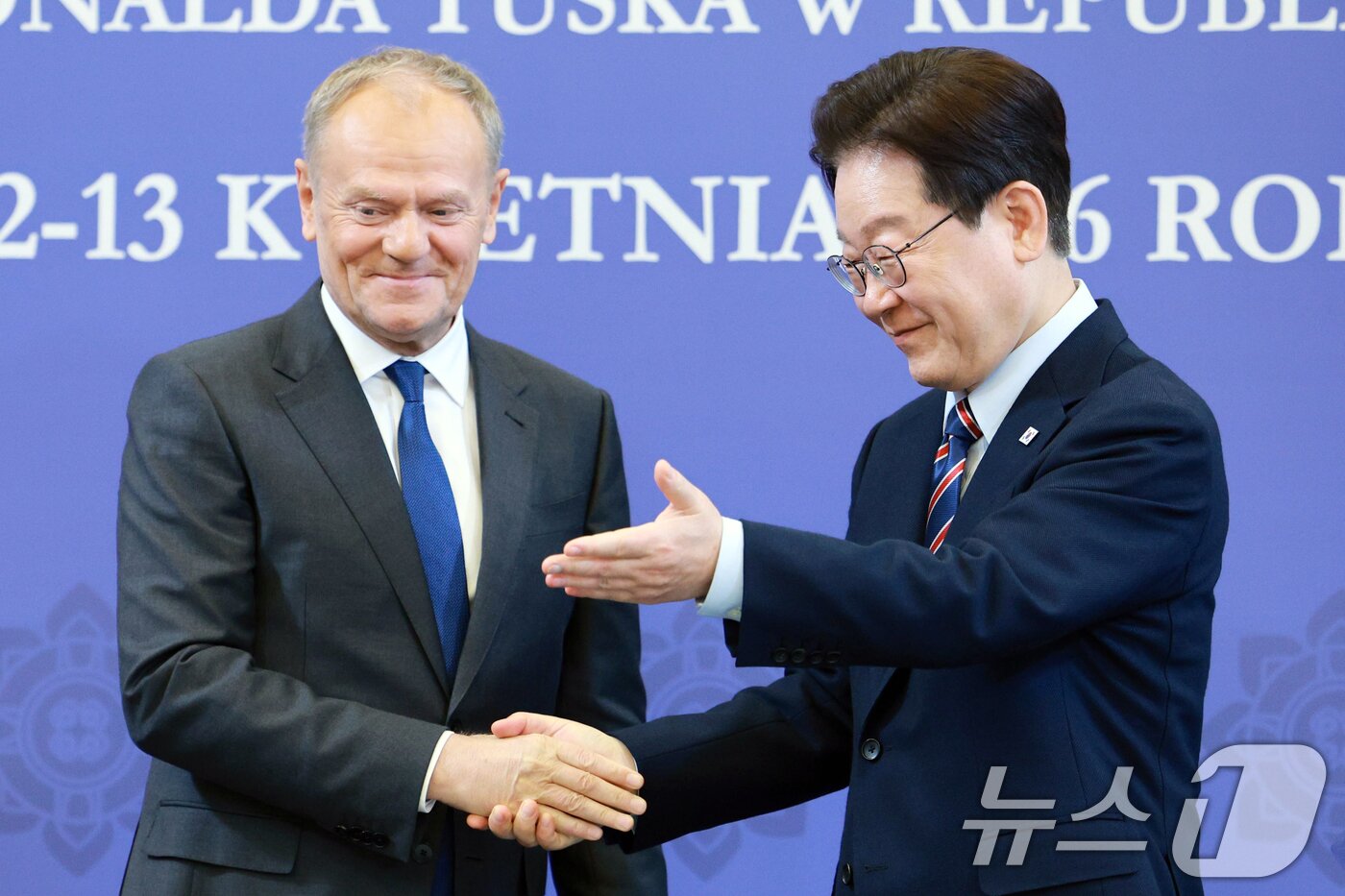 본문 이미지 - 이재명 대통령과 도날드 투스크 폴란드 총리가 13일 청와대에서 공동언론발표를 마친 후 악수하고 있다. (청와대통신사진기자단) 2026.4.13 ⓒ 뉴스1 이재명 기자