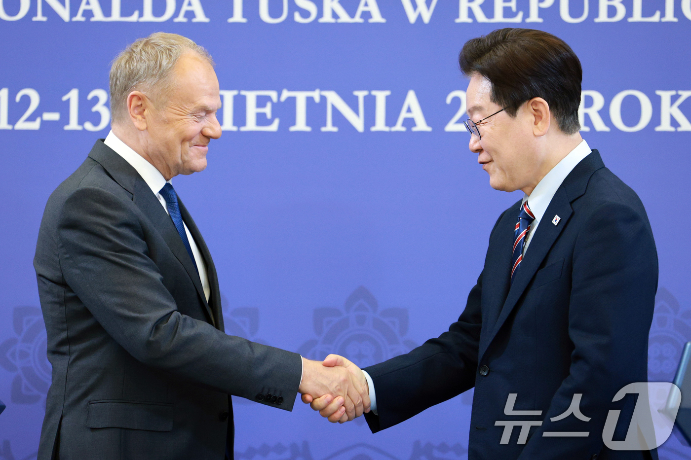 (서울=뉴스1) 이재명 기자 = 이재명 대통령과 도날드 투스크 폴란드 총리가 13일 청와대에서 공동언론발표를 마친 후 악수하고 있다. (청와대통신사진기자단) 2026.4.13/뉴스 …