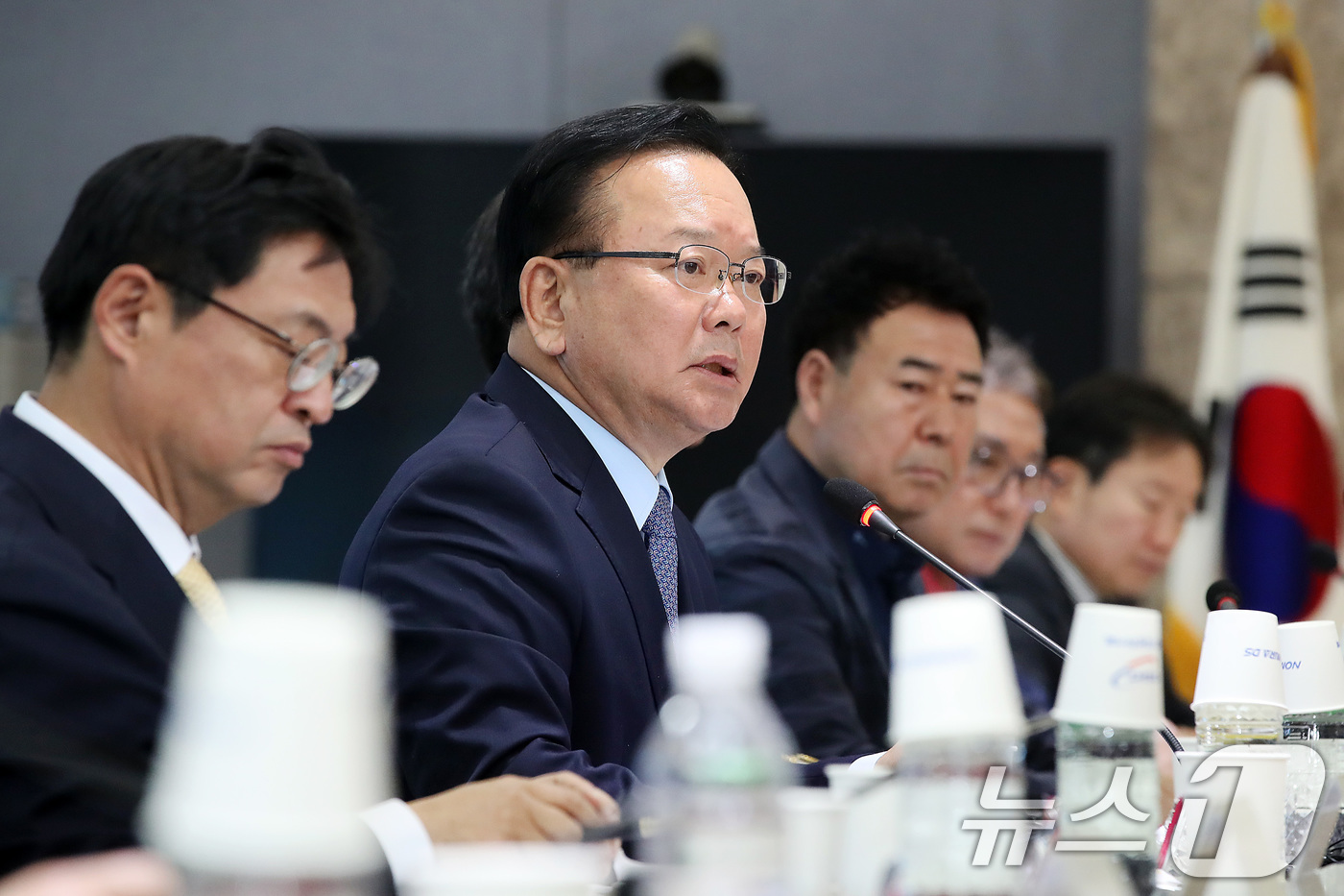 (대구=뉴스1) 공정식 기자 = 김부겸 더불어민주당 대구시장 예비후보가 13일 오전 대구 달성군 초정밀부품 제조 전문기업인 대성하이텍에서 열린 '대구 중소기업 현장간담회'를 찾아 …