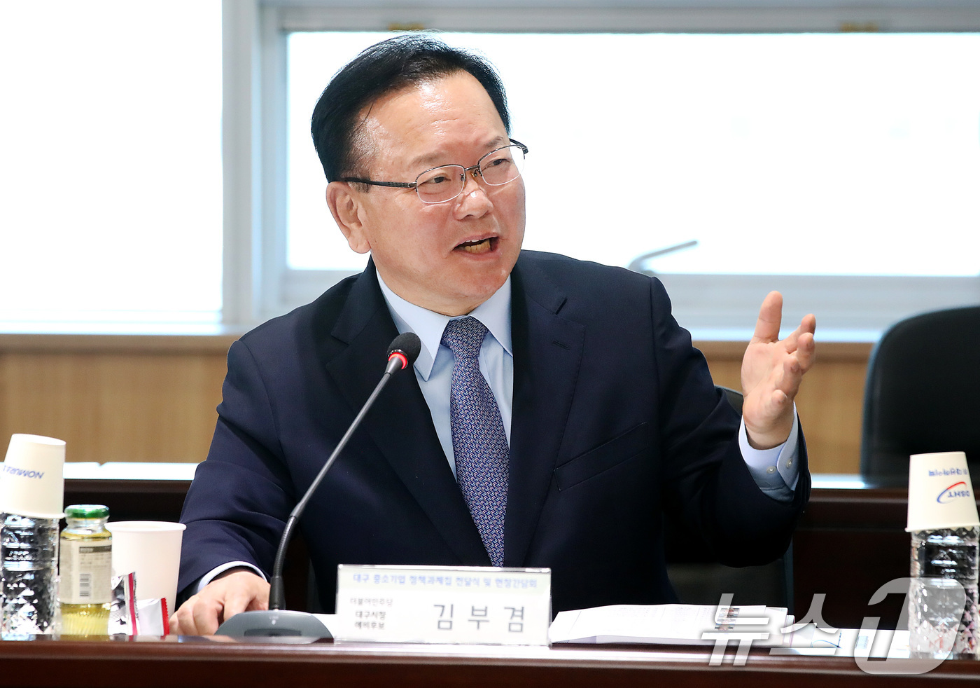 (대구=뉴스1) 공정식 기자 = 김부겸 더불어민주당 대구시장 예비후보가 13일 오전 대구 달성군 초정밀부품 제조 전문기업인 대성하이텍에서 열린 '대구 중소기업 현장간담회'를 찾아 …