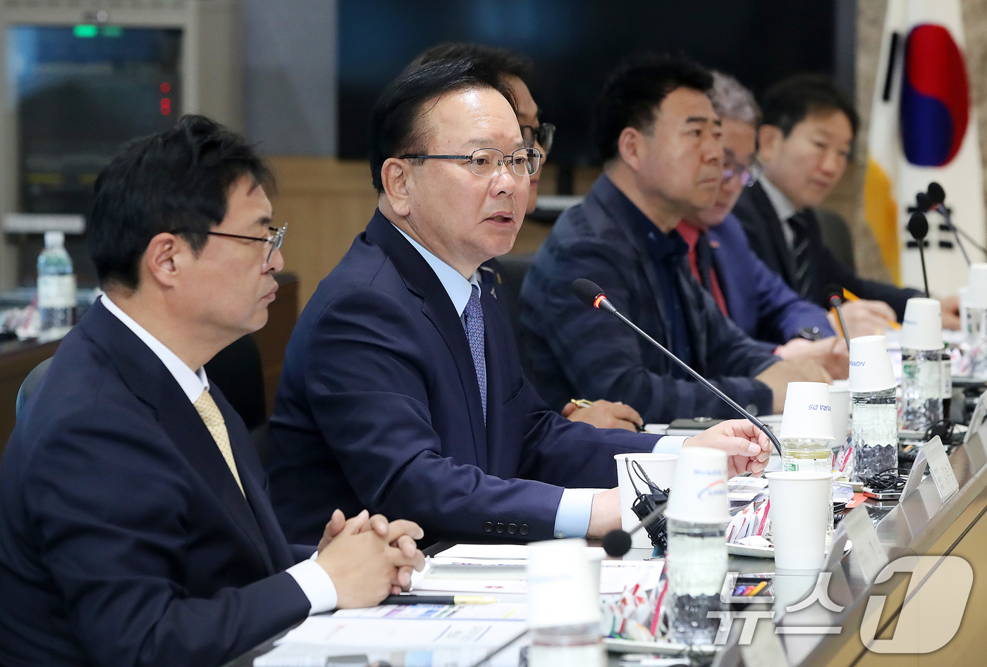 (대구=뉴스1) 공정식 기자 = 김부겸 더불어민주당 대구시장 예비후보가 13일 오전 대구 달성군 초정밀부품 제조 전문기업인 대성하이텍에서 열린 '대구 중소기업 현장간담회'를 찾아 …