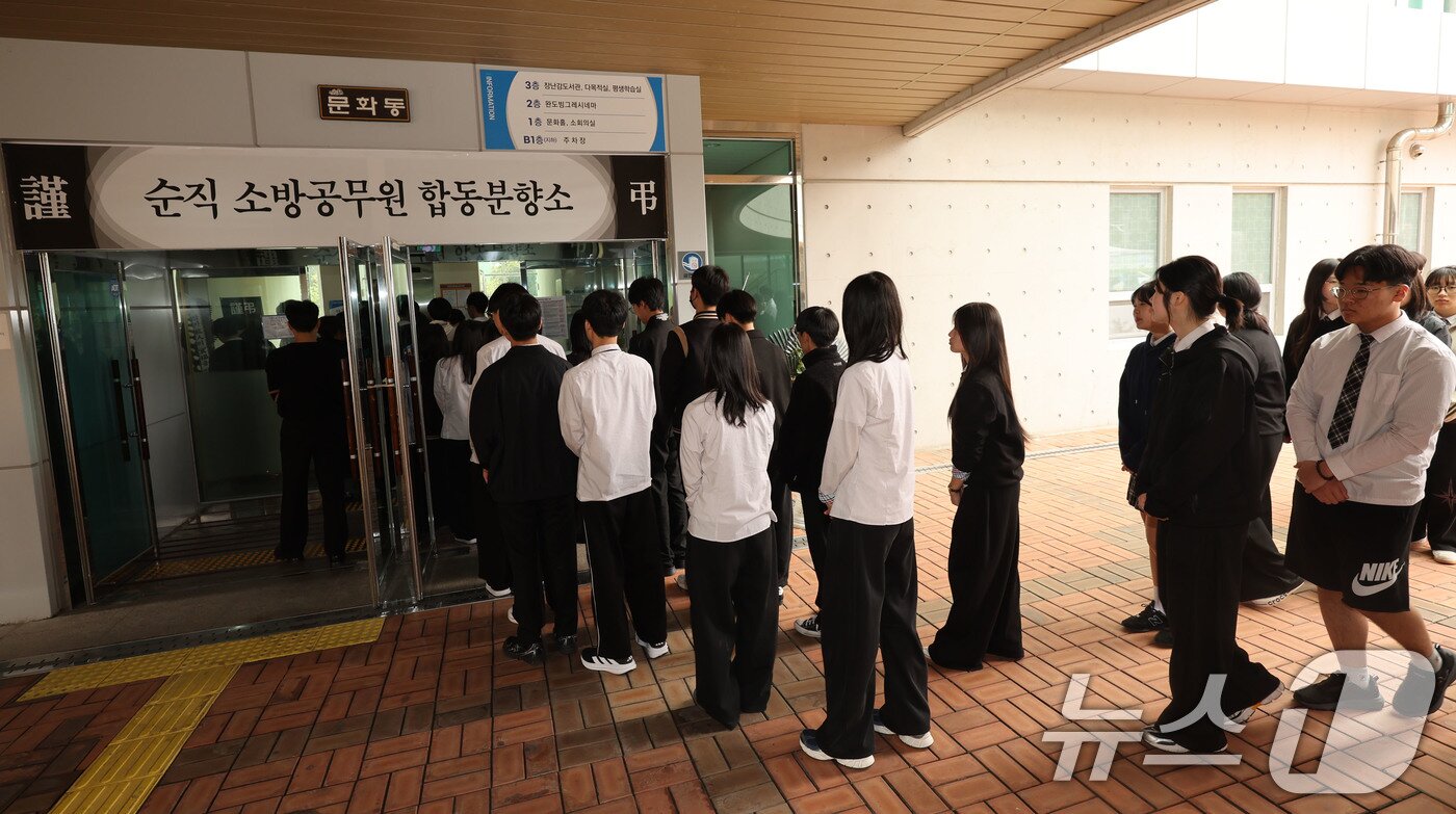 본문 이미지 - 13일 오후 전남 완도문화예술의전당 1층에 마련된 합동분향소에 완도고등학교 학생들이 순직한 소방관의 추모를 위해 줄서고 있다. 2026.4.13 ⓒ 뉴스1 박지현 기자