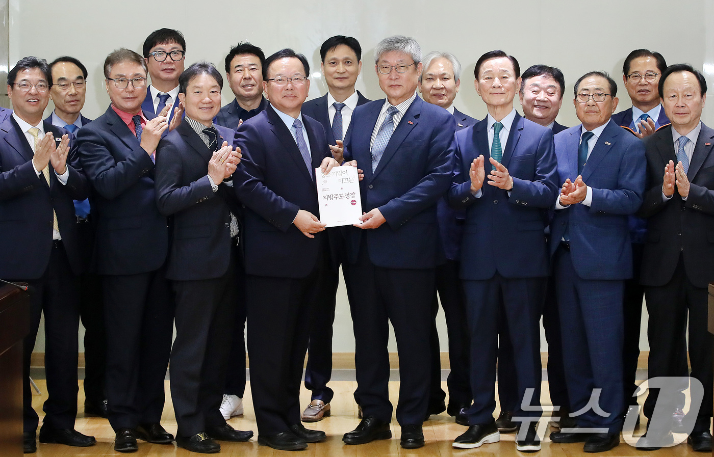 (대구=뉴스1) 공정식 기자 = 김부겸 더불어민주당 대구시장 예비후보가 13일 오전 대구 달성군 초정밀부품 제조 전문기업인 대성하이텍에서 열린 '대구 중소기업 현장간담회'를 찾아 …