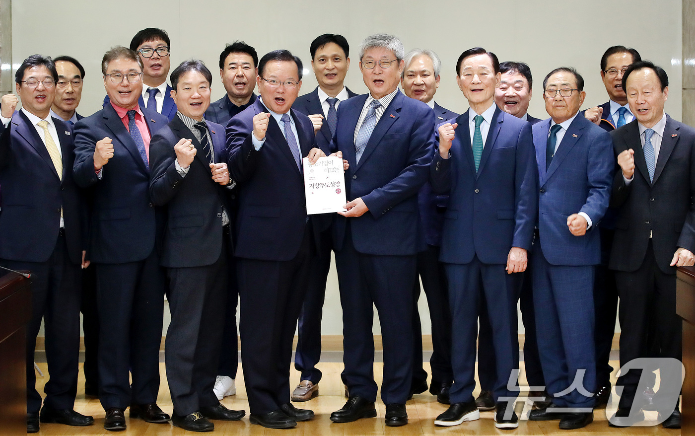 (대구=뉴스1) 공정식 기자 = 김부겸 더불어민주당 대구시장 예비후보가 13일 오전 대구 달성군 초정밀부품 제조 전문기업인 대성하이텍에서 열린 '대구 중소기업 현장간담회'를 찾아 …