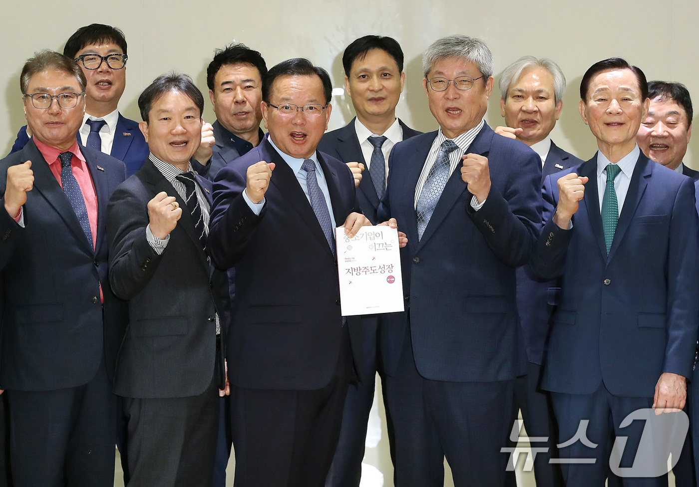 (대구=뉴스1) 공정식 기자 = 김부겸 더불어민주당 대구시장 예비후보가 13일 오전 대구 달성군 초정밀부품 제조 전문기업인 대성하이텍에서 열린 '대구 중소기업 현장간담회'를 찾아 …