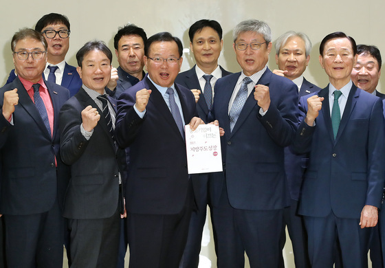 '대구 중소기업 정책과제집' 받은 김부겸