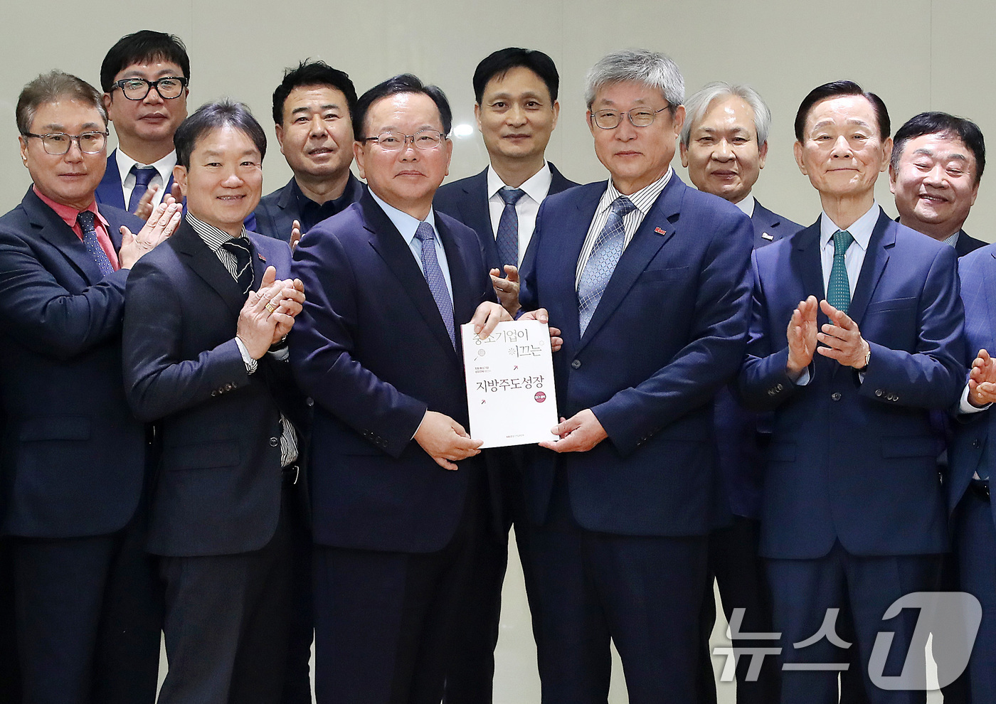 (대구=뉴스1) 공정식 기자 = 김부겸 더불어민주당 대구시장 예비후보가 13일 오전 대구 달성군 초정밀부품 제조 전문기업인 대성하이텍에서 열린 '대구 중소기업 현장간담회'를 찾아 …