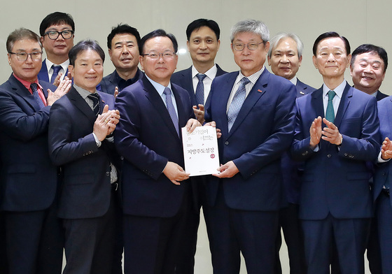 '대구 중소기업 정책과제집' 받은 김부겸