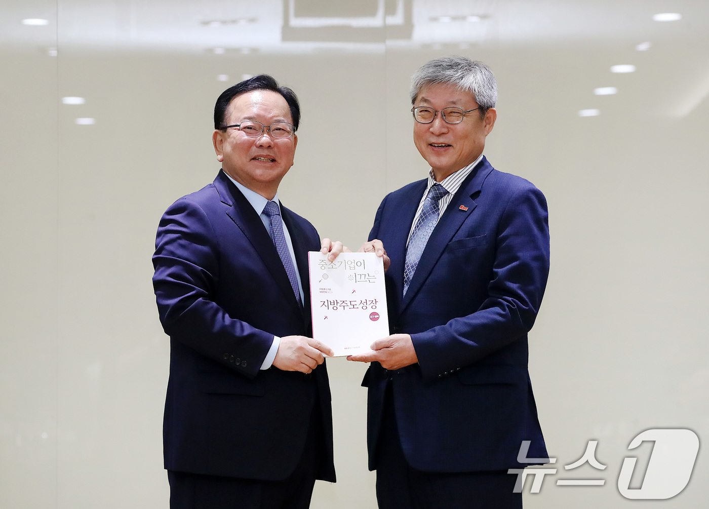 (대구=뉴스1) 공정식 기자 = 김부겸 더불어민주당 대구시장 예비후보가 13일 오전 대구 달성군 초정밀부품 제조 전문기업인 대성하이텍에서 열린 '대구 중소기업 현장간담회'를 찾아 …