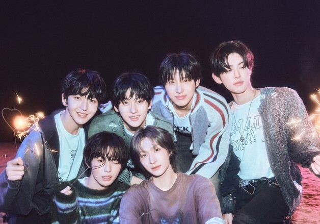 'JYP 막내' 킥플립, 미니 4집으로 초동 자체 기록 경신…45만 돌파