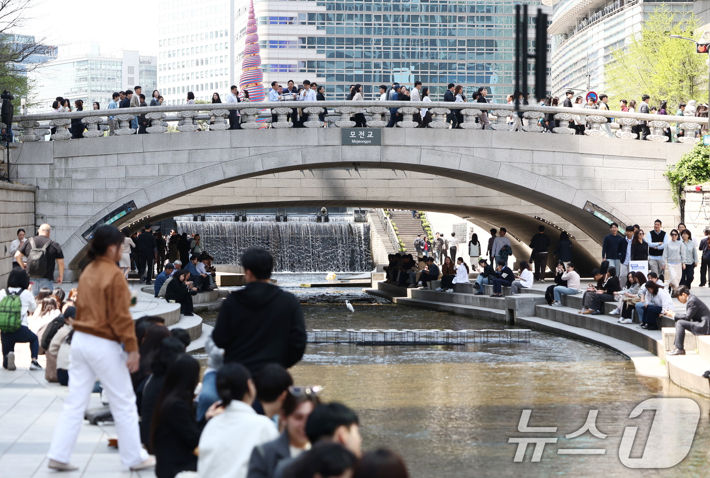 (서울=뉴스1) 김민지 기자 = 서울 낮 최고 기온이 20도 중반 까지 오르는 등 초여름 날씨를 보인 13일 서울 청계천에서 시민들이 여유로운 시간을 보내고 있다. 2026.4.1 …