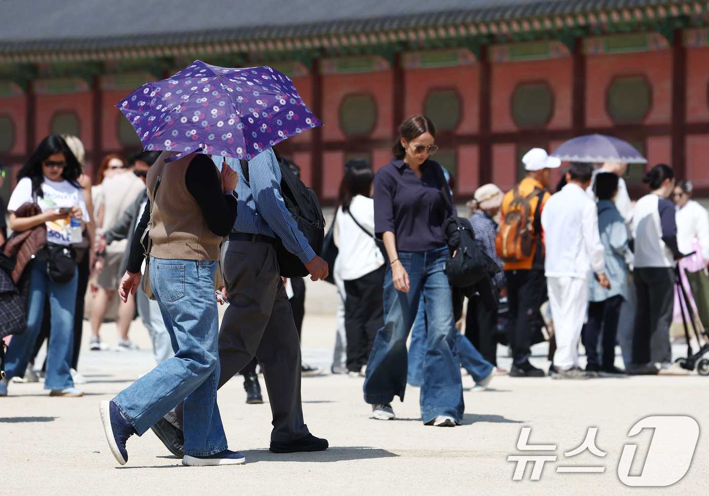 (서울=뉴스1) 김민지 기자 = 서울 낮 최고 기온이 25도까지 오르는 등 초여름 날씨를 보인 13일 서울 경복궁에서 관광객들이 양산을 쓰고 햇빛을 가리고 있다. 2026.4.13 …