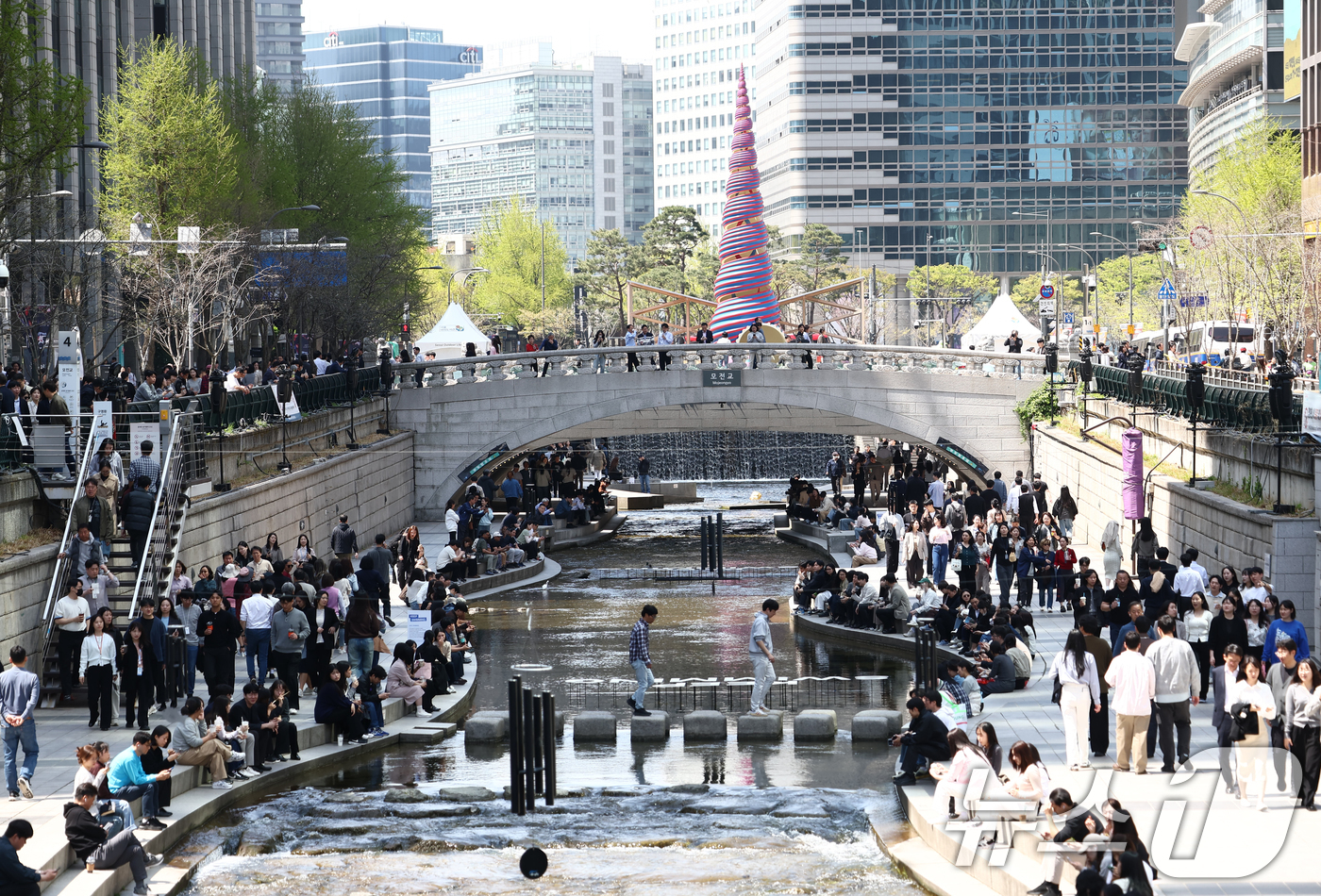 (서울=뉴스1) 김민지 기자 = 서울 낮 최고 기온이 20도 중반 까지 오르는 등 초여름 날씨를 보인 13일 서울 청계천에서 시민들이 여유로운 시간을 보내고 있다. 2026.4.1 …