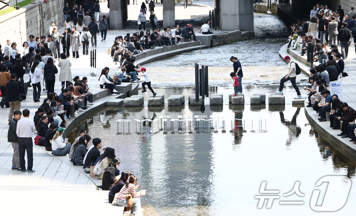 (서울=뉴스1) 김민지 기자 = 서울 낮 최고 기온이 20도 중반 까지 오르는 등 초여름 날씨를 보인 13일 서울 청계천에서 시민들이 여유로운 시간을 보내고 있다. 2026.4.1 …