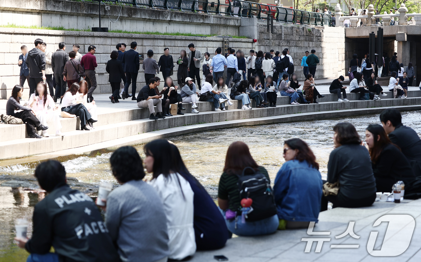 (서울=뉴스1) 김민지 기자 = 서울 낮 최고 기온이 20도 중반 까지 오르는 등 초여름 날씨를 보인 13일 서울 청계천에서 시민들이 여유로운 시간을 보내고 있다. 2026.4.1 …