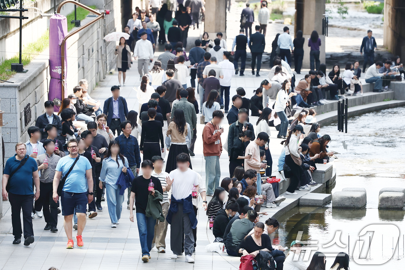 (서울=뉴스1) 김민지 기자 = 서울 낮 최고 기온이 20도 중반 까지 오르는 등 초여름 날씨를 보인 13일 서울 청계천에서 시민들이 여유로운 시간을 보내고 있다. 2026.4.1 …