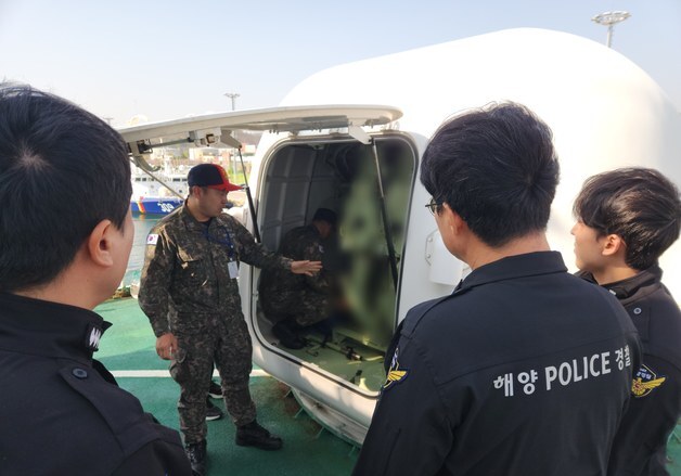 동해해경청, 해군1함대와 함포 운용 합동 교육…해상 치안 역량 강화