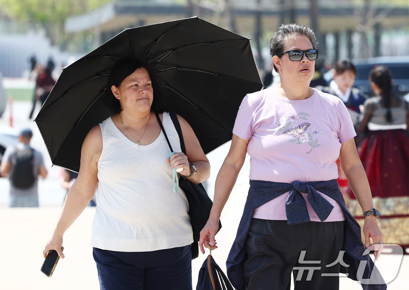 (서울=뉴스1) 김민지 기자 = 서울 낮 최고 기온이 20도 중반 까지 오르는 등 초여름 날씨를 보인 13일 서울 경복궁에서 외국인들이 민소매와 반팔을 입고 이동하고 있다. 202 …