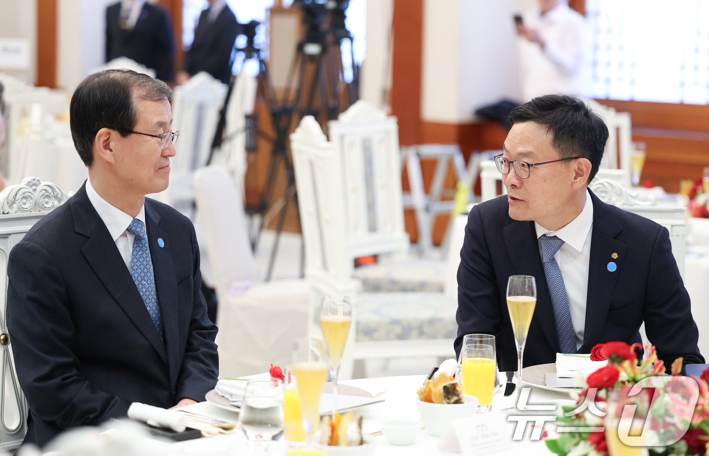 (서울=뉴스1) 허경 기자 = 손재일 한화에어로스페이스·한화시스템 대표이사(오른쪽)와 한만희 해외건설협 회장이 13일 청와대에서 열린 한·폴란드 공식 오찬에서 대화를 하고 있다. …