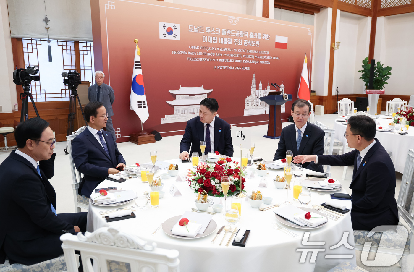 (서울=뉴스1) 허경 기자 = 손재일 한화에어로스페이스·한화시스템 대표이사(오른쪽부터)와 한만희 해외건설협회장, 류재철 LG전자 최고경영자(CEO), 김종출 한국항공우주산업(KAI …