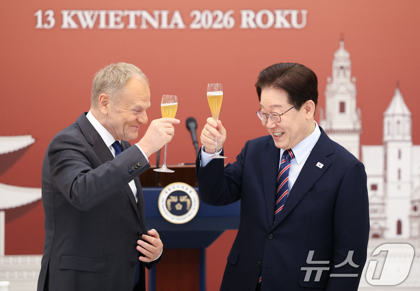 (서울=뉴스1) 허경 기자 = 이재명 대통령과 도날드 투스크 폴란드 총리가 13일 청와대에서 열린 공식 오찬에서 건배를 하고 있다. 2026.4.13/뉴스1