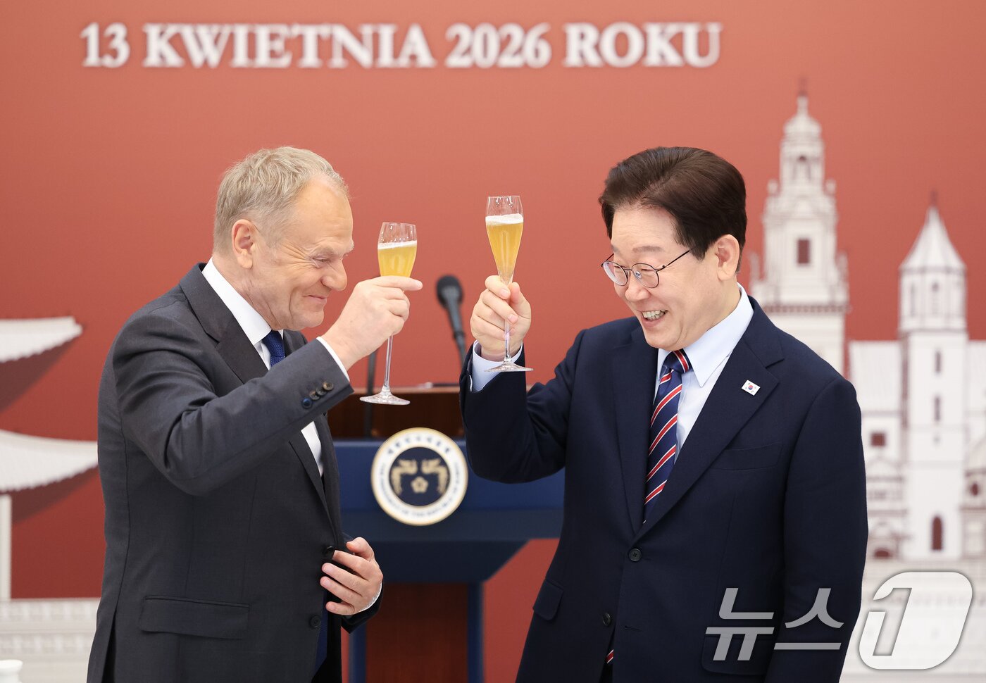 본문 이미지 - 이재명 대통령과 도날드 투스크 폴란드 총리가 13일 청와대에서 열린 공식 오찬에서 건배를 하고 있다. 2026.4.13 ⓒ 뉴스1 허경 기자