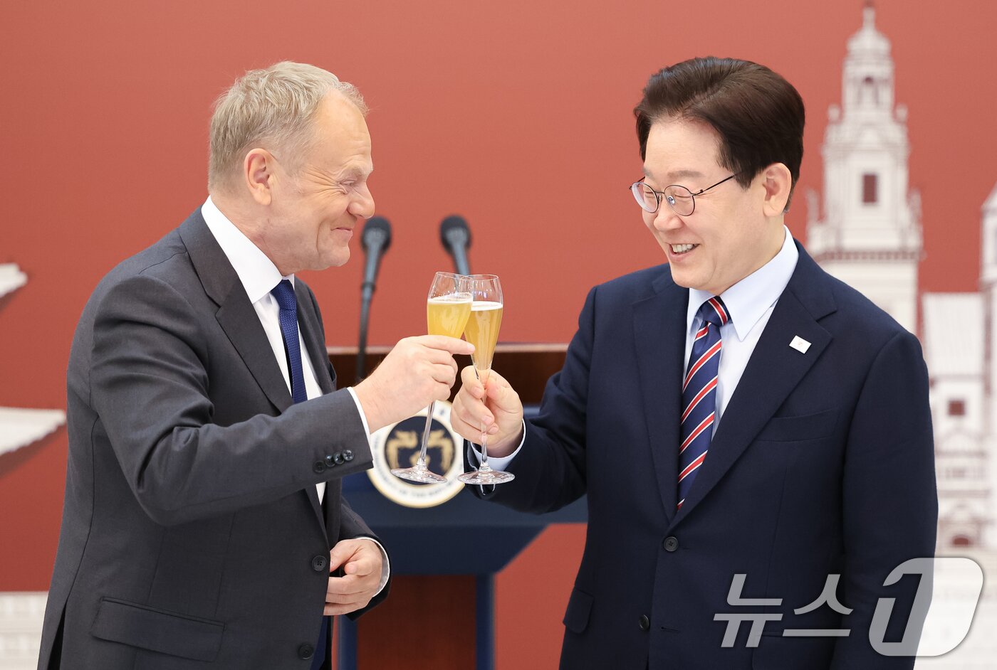 본문 이미지 - 이재명 대통령과 도날드 투스크 폴란드 총리가 13일 청와대에서 열린 공식 오찬에서 건배를 하고 있다. 2026.4.13 ⓒ 뉴스1 허경 기자