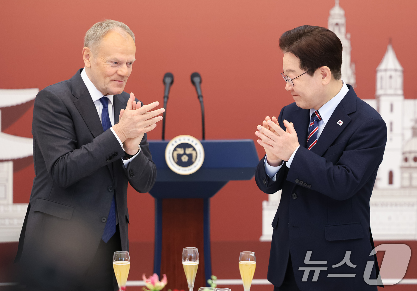 (서울=뉴스1) 허경 기자 = 이재명 대통령과 도날드 투스크 폴란드 총리가 13일 청와대에서 열린 공식 오찬에서 건배를 한 후 박수를 치고 있다. 2026.4.13/뉴스1