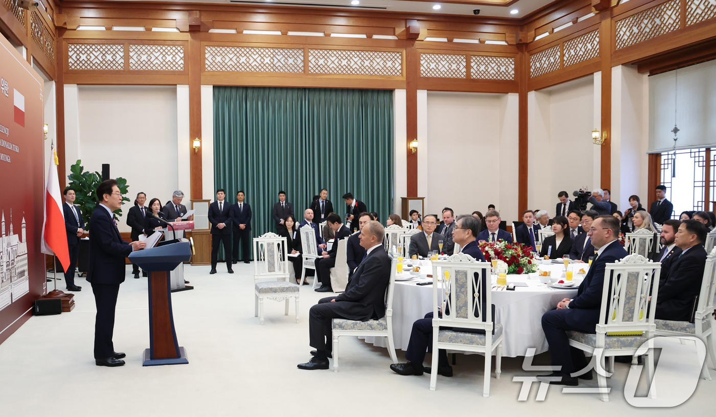 (서울=뉴스1) 허경 기자 = 이재명 대통령이 13일 청와대에서 열린 도날드 투스크 폴란드 총리 공식 오찬에서 환영사를 하고 있다. 2026.4.13/뉴스1