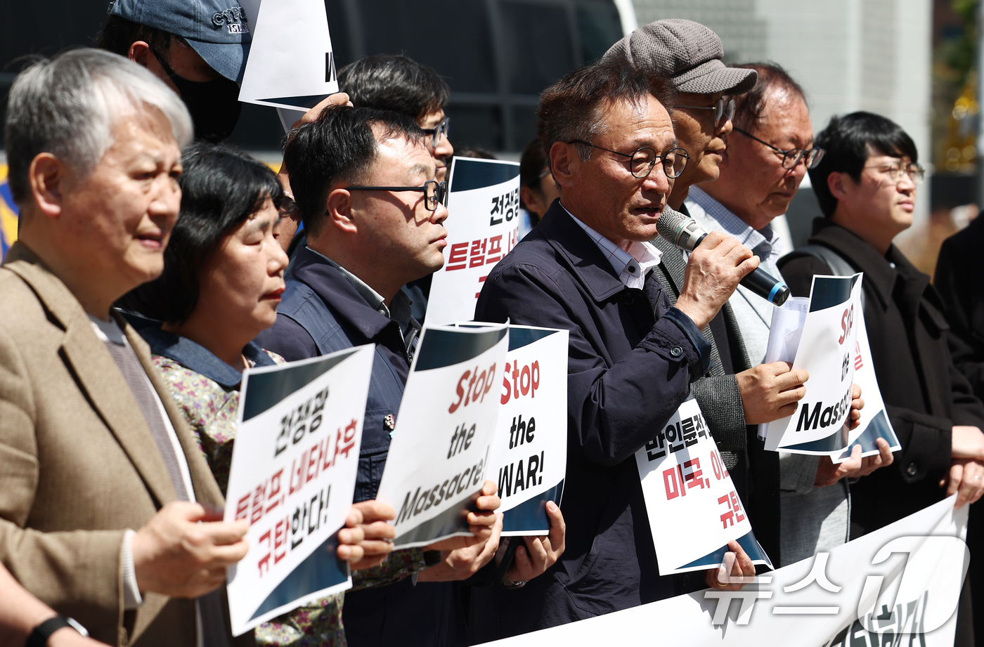 (서울=뉴스1) 김민지 기자 = 김재하 전국민중행동 공동대표가 13일 오후 서울 종로구 주한 이스라엘 대사관 앞에서 열린 이스라엘의 침략과 폭격을 규탄하는 긴급 기자회견에서 발언하 …