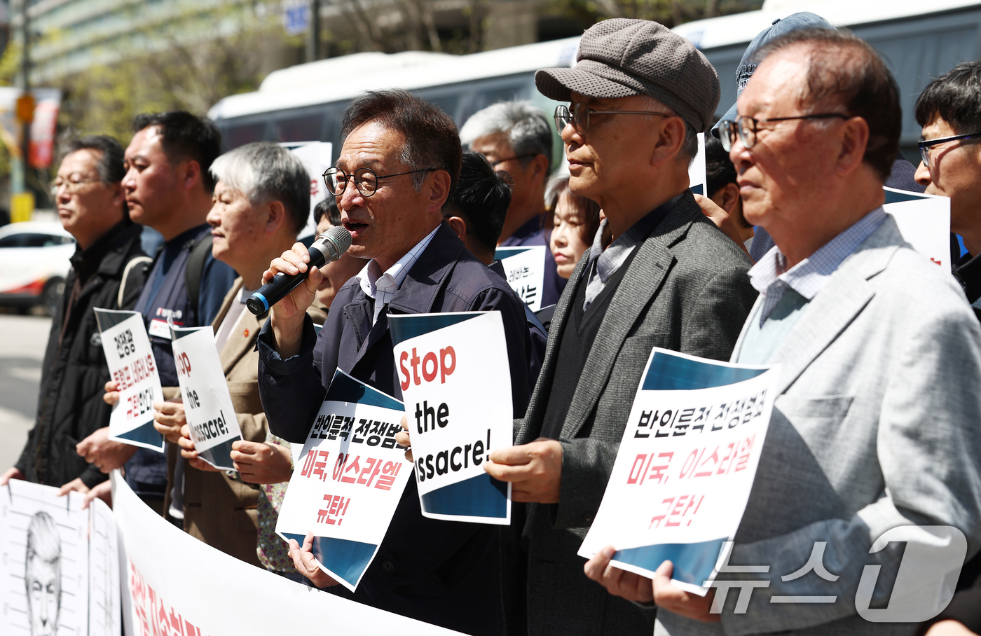 (서울=뉴스1) 김민지 기자 = 김재하 전국민중행동 공동대표가 13일 오후 서울 종로구 주한 이스라엘 대사관 앞에서 열린 이스라엘의 침략과 폭격을 규탄하는 긴급 기자회견에서 발언하 …