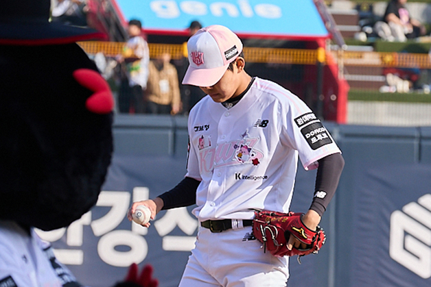 KT위즈 고영표-소형준, 넥슨 '메이플스토리' 핑크빈으로 변신
