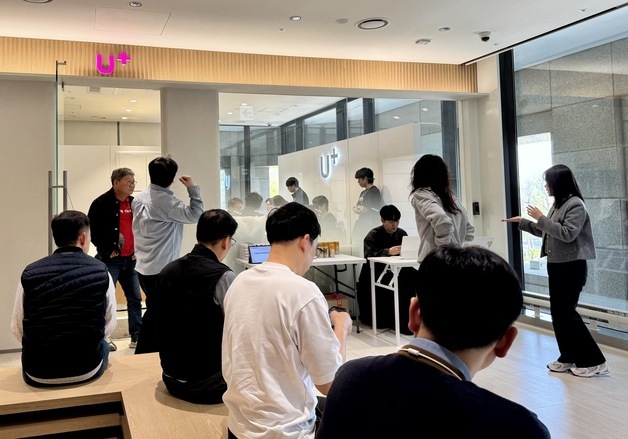 [르포]LGU+ 유심 교체 첫날 비교적 '원활'…전산 지연은 변수