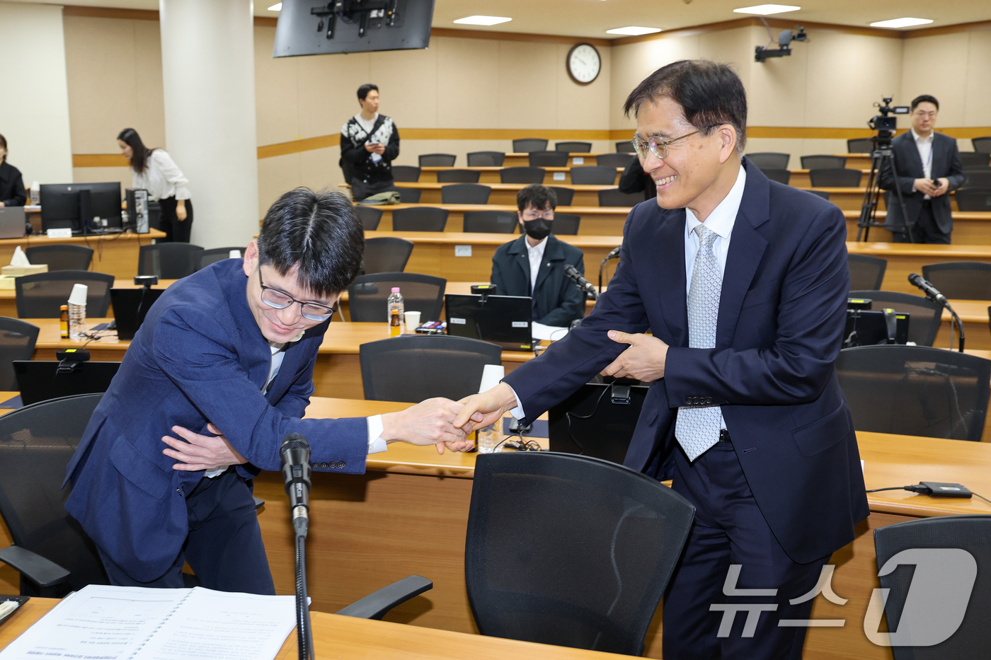 (고양=뉴스1) 안은나 기자 = 13일 오전 경기 고양시 사법연수원에서 열린 2026년도 상반기 전국법관대표회의 정기회의에서 의장 후보인 송승용 서울중앙지법 부장판사(왼쪽), 강동 …