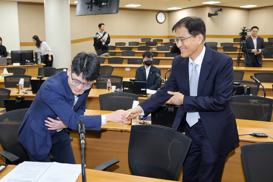 악수하는 강동원 부장판사