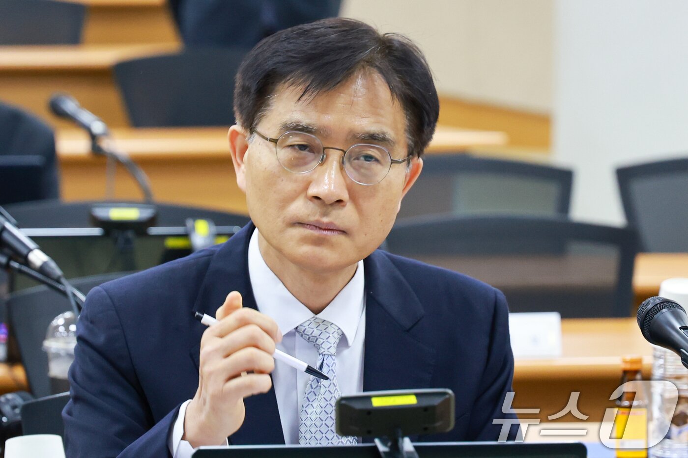 본문 이미지 - 13일 오전 경기 고양시 사법연수원에서 열린 2026년도 상반기 전국법관대표회의 정기회의에서 의장 후보인 강동원 서울가정법원 부장판사가 자리하고 있다. 이날 강 판사가 의장으로 선출됐다. 2026.4.13 ⓒ 뉴스1 안은나 기자