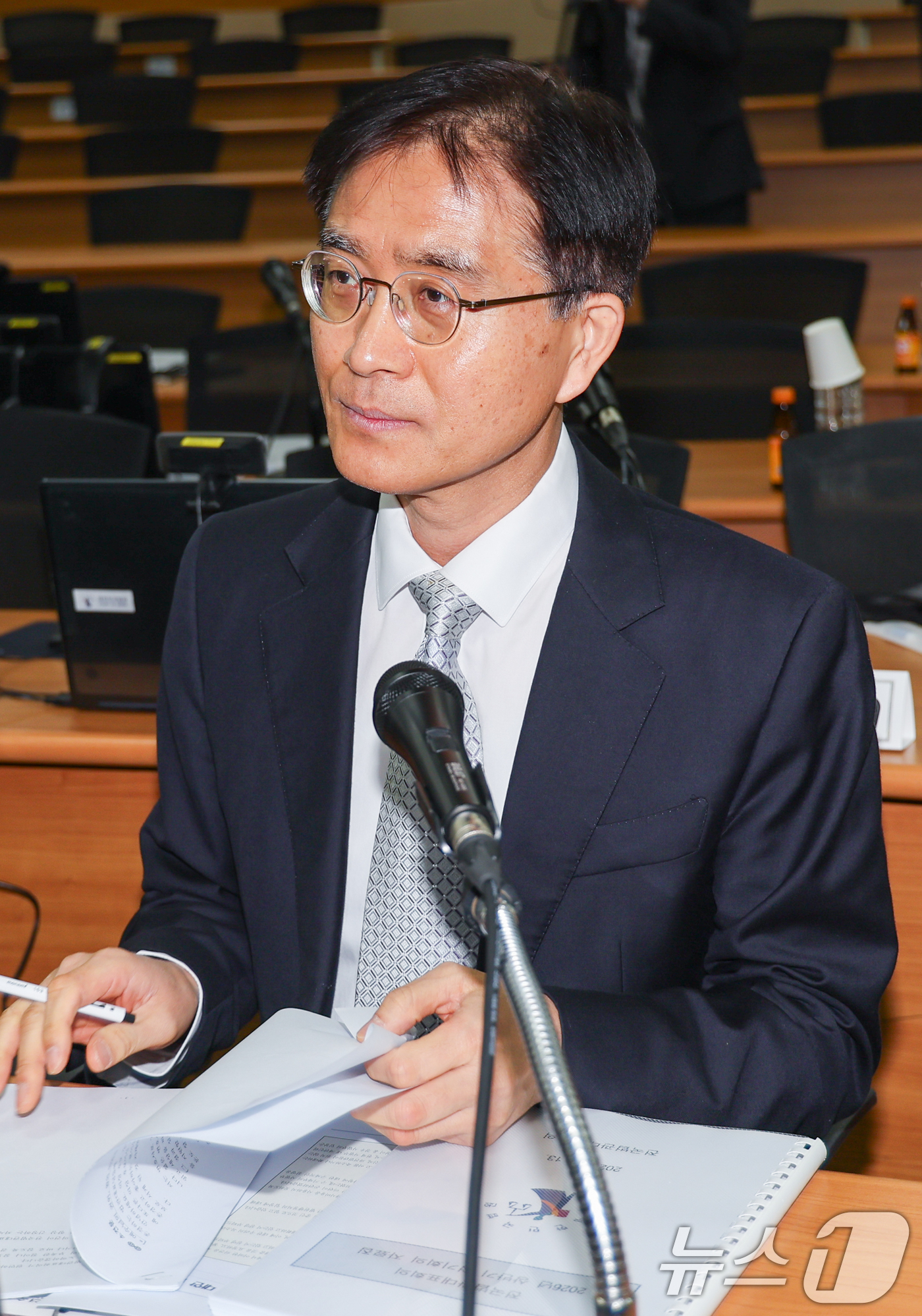 (고양=뉴스1) 안은나 기자 = 13일 오전 경기 고양시 사법연수원에서 열린 2026년도 상반기 전국법관대표회의 정기회의에서 의장 후보인 강동원 서울가정법원 부장판사가 자리하고 있 …