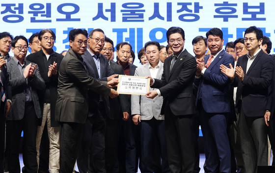 정책제안서 전달 받는 정원오 후보