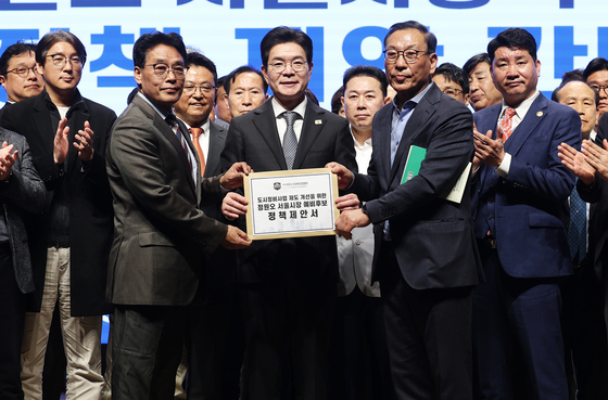 서울도시정비 정책 제안서 전달 받는 정원오 후보