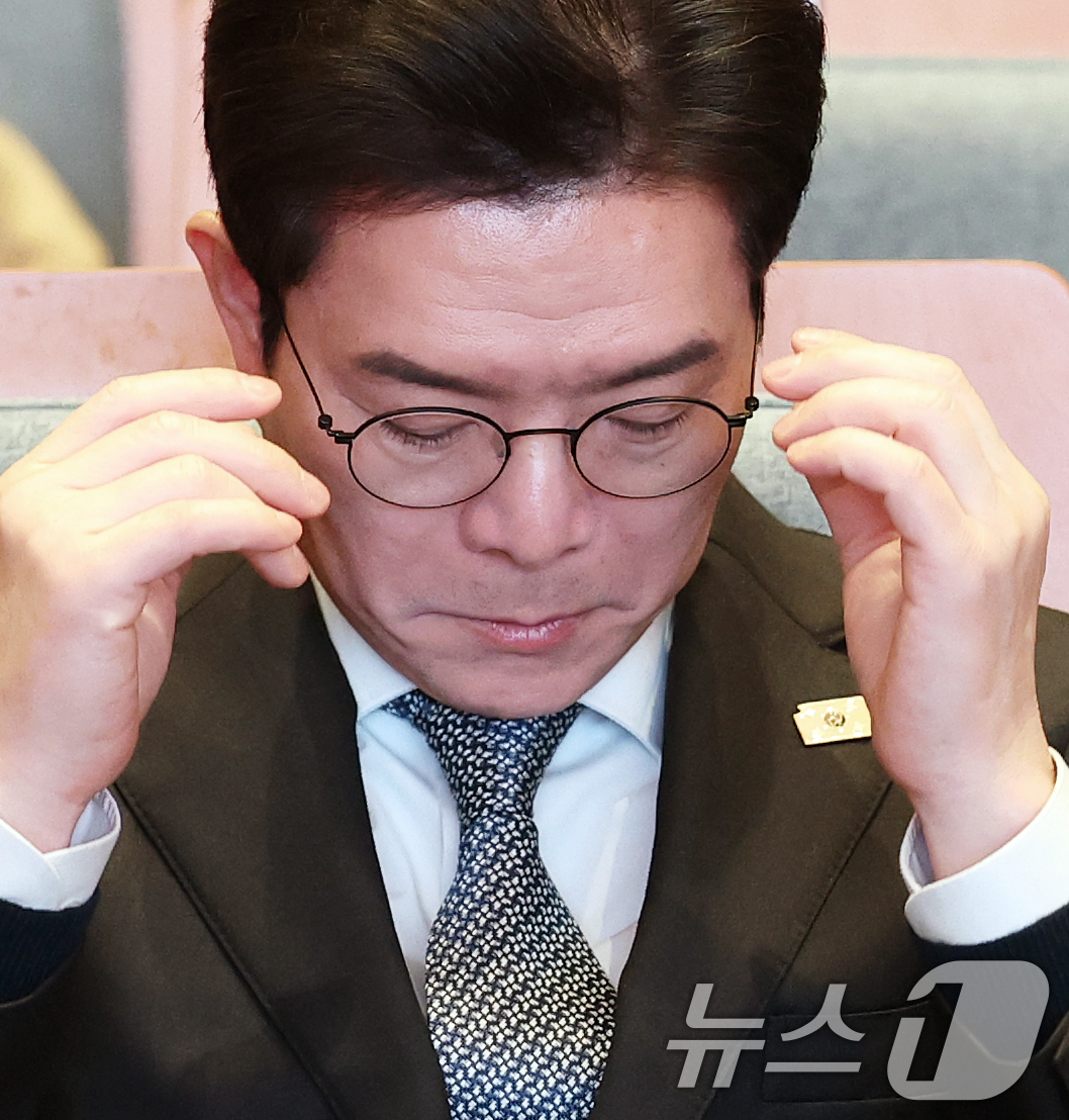 (서울=뉴스1) 오대일 기자 = 정원오 더불어민주당 서울시장 후보가 13일 오후 서울 강남구 건설회관에서 열린 서울도시정비조합협회 간담회에서 안경을 고쳐쓰고 있다. 2026.4.1 …