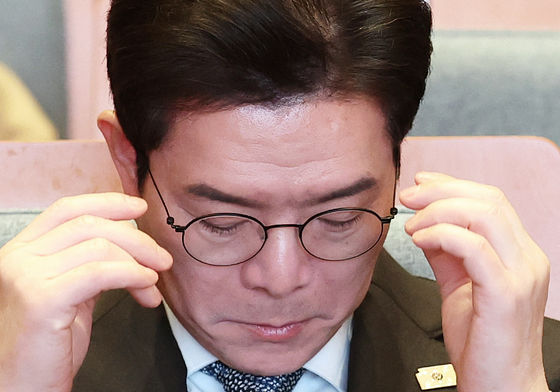 안경 고쳐쓰는 정원오 후보