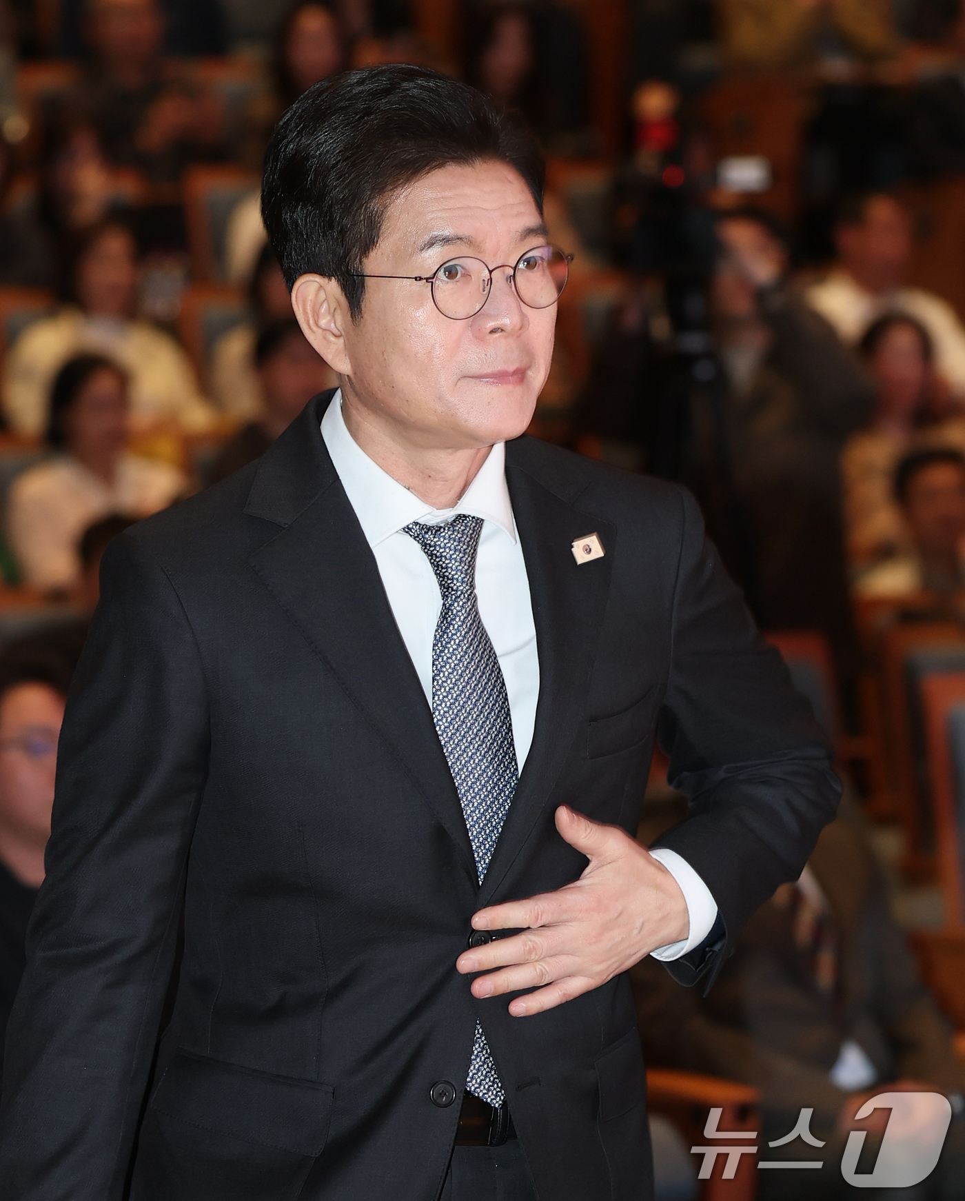 (서울=뉴스1) 오대일 기자 = 정원오 더불어민주당 서울시장 후보가 13일 오후 서울 강남구 건설회관에서 열린 서울도시정비조합협회 간담회에서 인사말을 하기 위해 단상을 오르고 있다 …