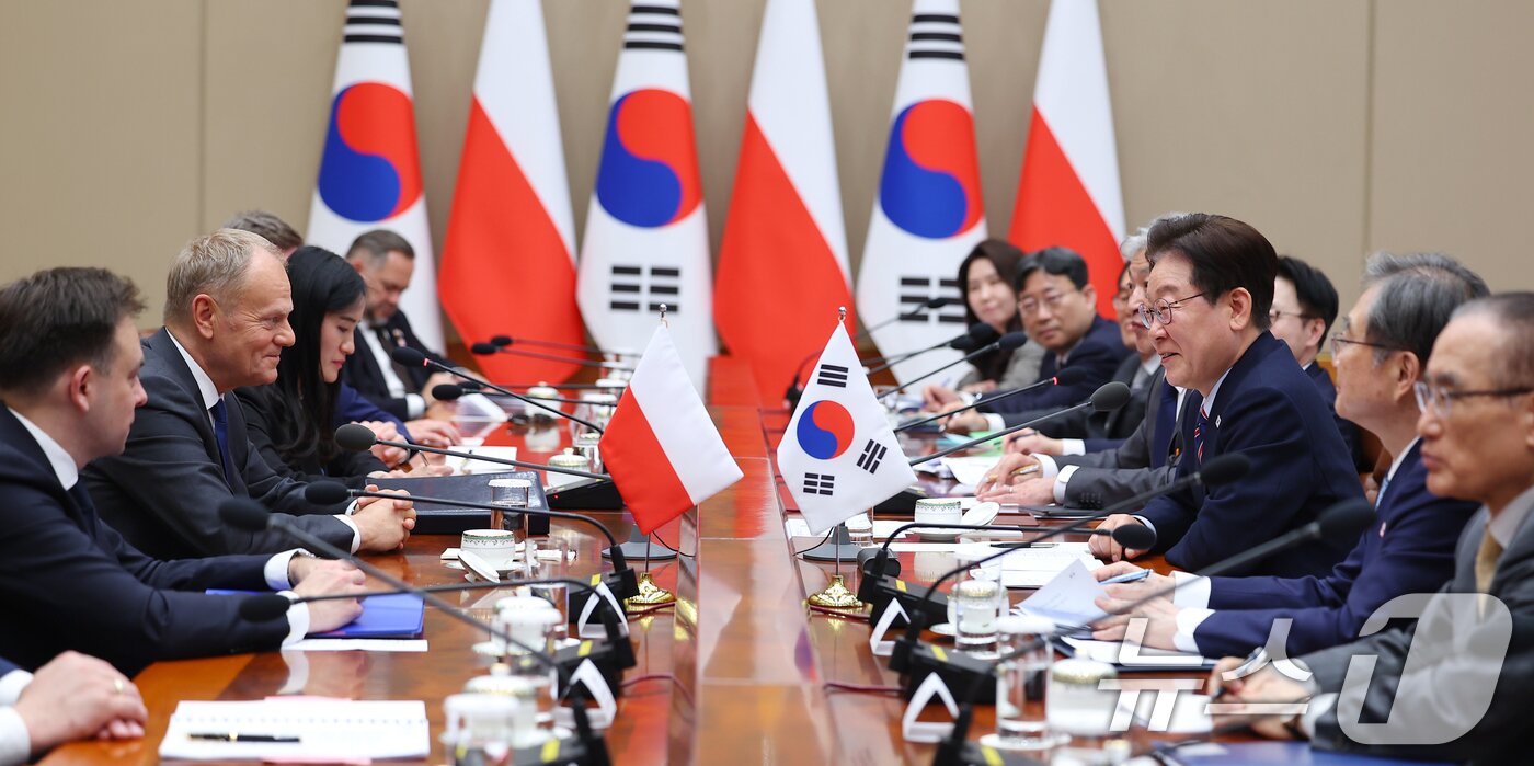 본문 이미지 - 이재명 대통령이 13일 청와대에서 열린 도날드 투스크 폴란드 총리와 확대 회담에서 발언하고 있다. (청와대통신사진기자단) 2026.4.13 ⓒ 뉴스1 이재명 기자