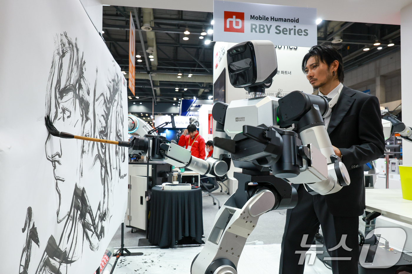 (고양=뉴스1) 안은나 기자 = 염동균 작가가 13일 경기 고양시 일산서구 킨텍스에서 열린 서울국제생산제조기술전(SIMTOS 2026) 로봇 및 디지털제조기술 특별전 레인보우로보틱 …