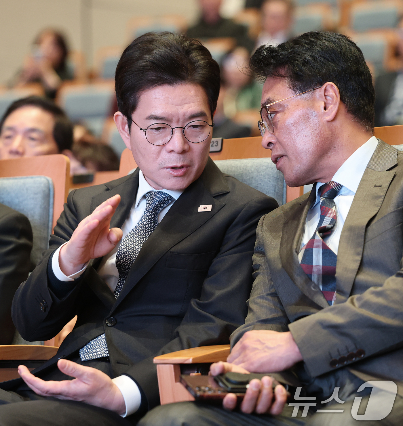 (서울=뉴스1) 오대일 기자 = 정원오 더불어민주당 서울시장 후보가 13일 오후 서울 강남구 건설회관에서 열린 서울도시정비조합협회 간담회에서 정한호 서울도시정비조합협회 이사장과 대 …